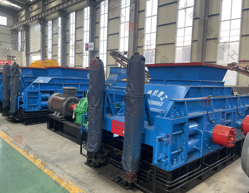 砂料廠制砂機(jī)都有哪些，時(shí)產(chǎn)50噸對(duì)輥制砂機(jī)一套多少錢(qián)