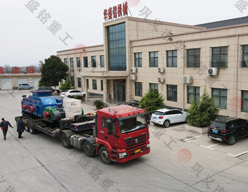 大型鐵礦石對(duì)輥制砂機(jī)產(chǎn)量是多少？